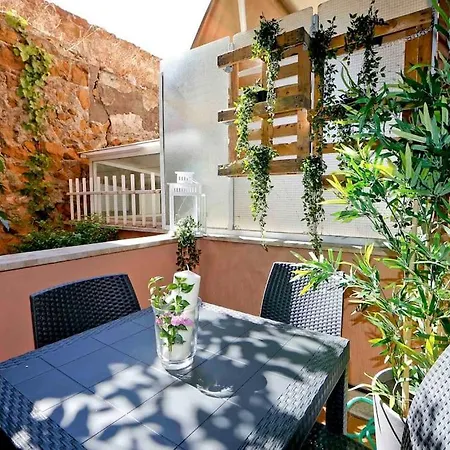 Apartment Charming Patio Trastevere -topcollection *